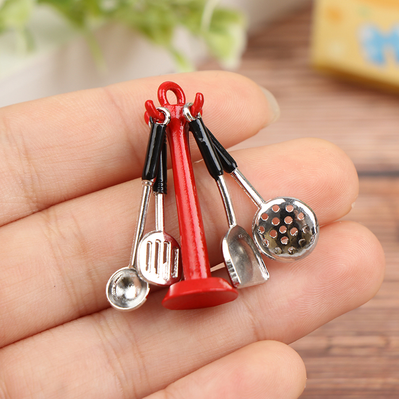 Kids Outdoor Kitchen Accessories - 1:12 ドールハウスキッチン用品垂直吊りスプーンへらスプーンザルセットドールハウス家具装飾子供のふりおもちゃ