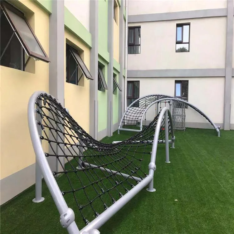 Kids Outdoor Climbing Frame - 屋外用子供向けロープクライミングフレーム、シーソー。耐久性に優れた金属製ロープ遊具。幼稚園や学校、庭園での使用に最適。ロゴのカスタマイズも可能。